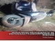 Moto abandonada y sin una rueda en una zona descampada