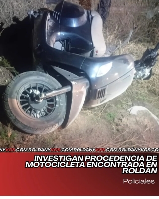 Moto abandonada y sin una rueda en una zona descampada