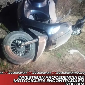 Moto abandonada y sin una rueda en una zona descampada