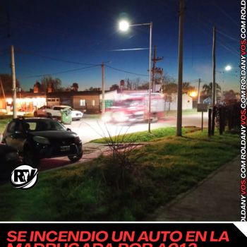 Se incendió un auto en la Ruta A012: intervinieron los Bomberos Voluntarios de Roldán.